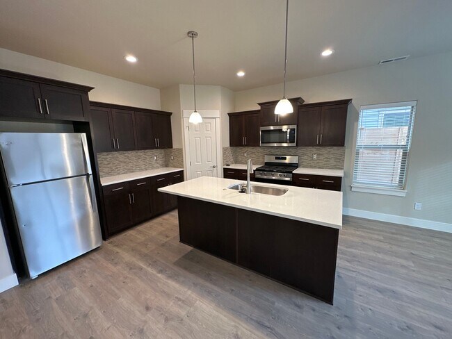 Building Photo - Newer SE Bend House w/A/C, 3 Bdrms, 2.5 Baths, 2160 Sq Ft, EVO OUTLET, Access to Pool, Dbl Garage