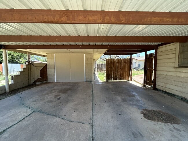 Building Photo - Beautiful Newly Remodeled Rear House Effic...