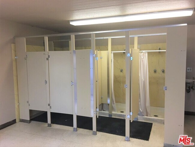 Building Photo - 2501 W Redondo Beach Blvd