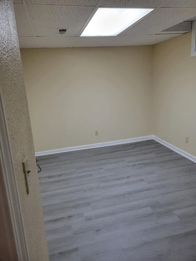 Building Photo - 4 bedroom 2 bathroom house with a basement...