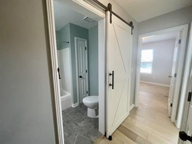 Building Photo - 3 bedroom 1 bath home with a basement and garage!