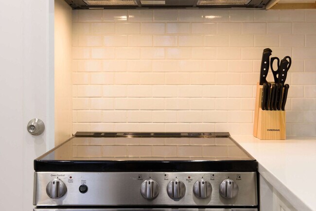 Building Photo - 240e E 75th St