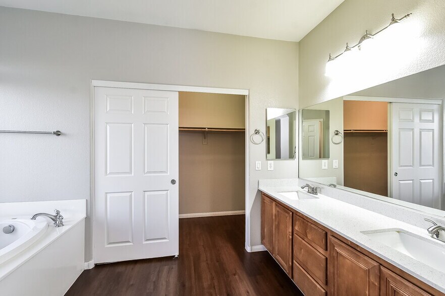 Building Photo - 324 Point Loma Ave