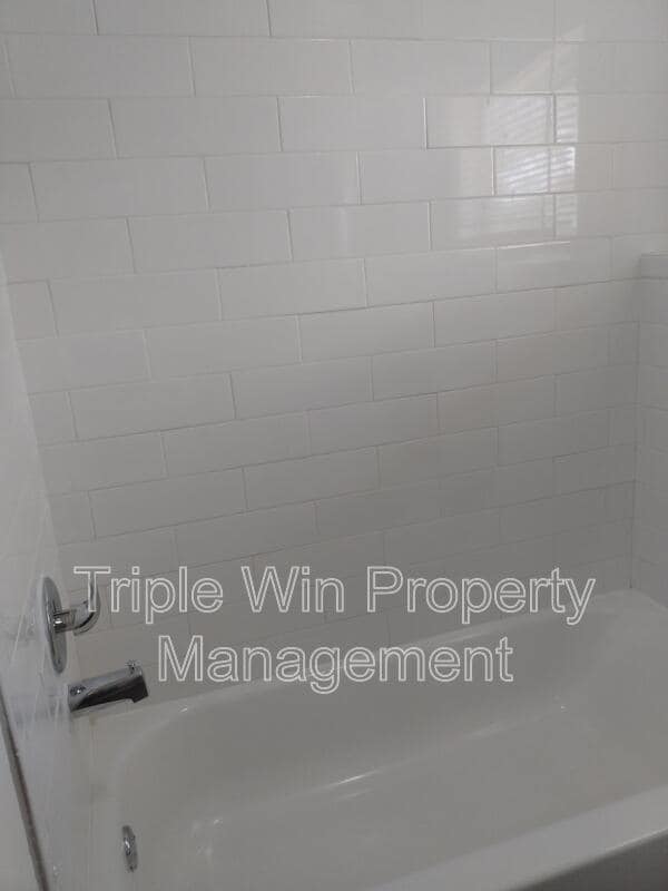 Building Photo - 830 Warne St