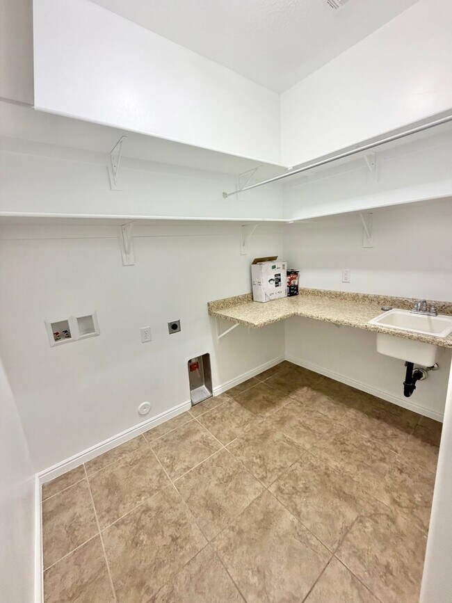 Building Photo - Beautiful Riverstone Home!!