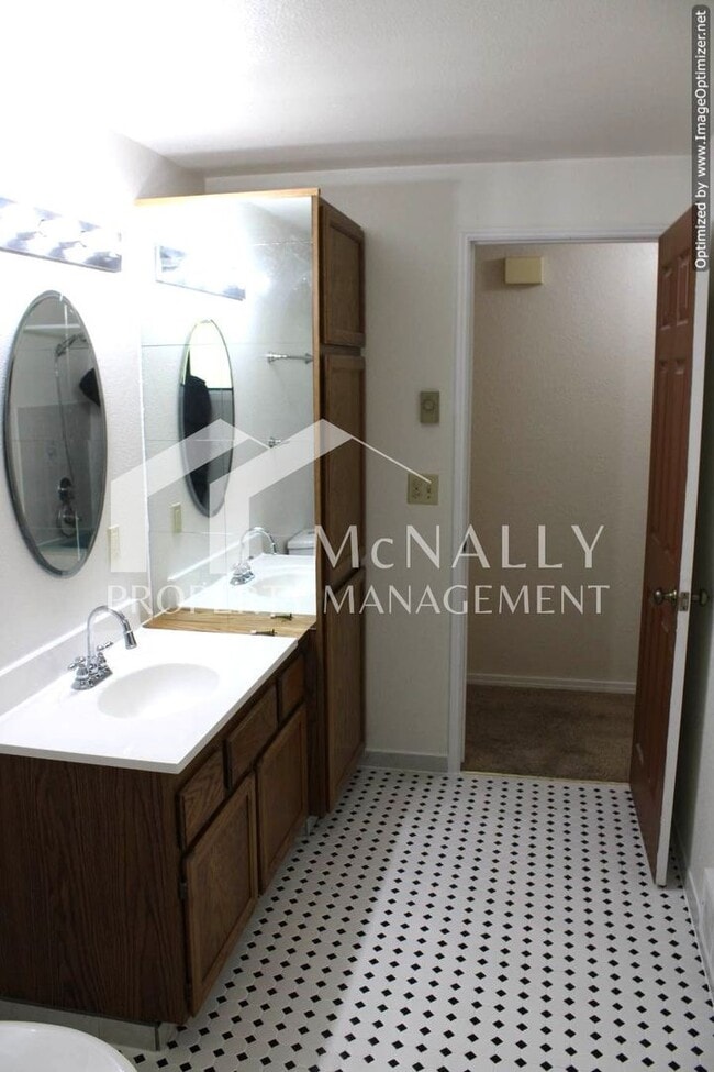 Building Photo - 3 bedroom 1.75 bath home on Peacock Hill