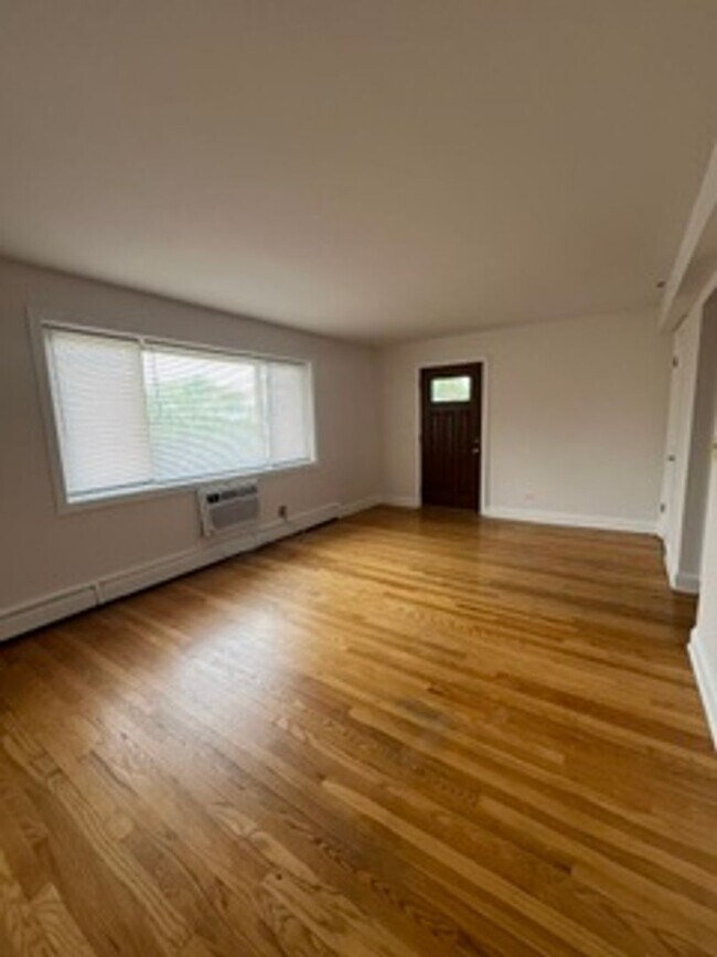 Building Photo - Salem Village Apartments LLC
