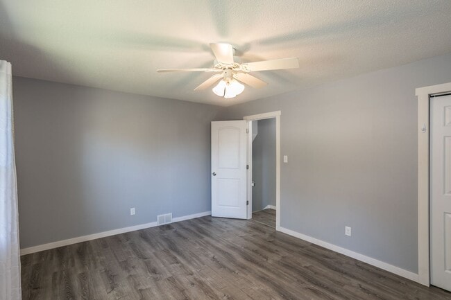 Building Photo - Great Urbandale home!