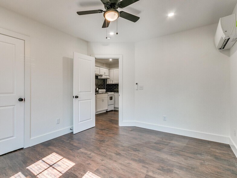 Building Photo - 2409 N Robinson Ave