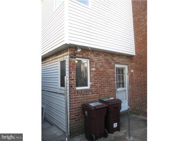 Building Photo - 2 bedroom townhouse for rent