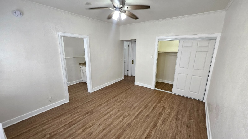 Building Photo - 1185 E Vernon Ave