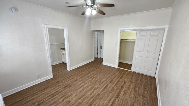 Building Photo - 1185 E Vernon Ave