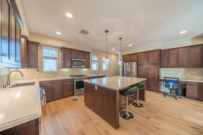 Building Photo - Gorgeous Lomita Townhome