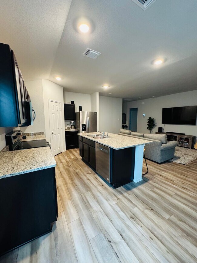 Building Photo - 3-bedroom 2-bathroom house!