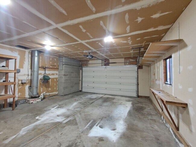 Building Photo - $3,200 -5 Bed / 3 Bath- Home with Fully Fe...