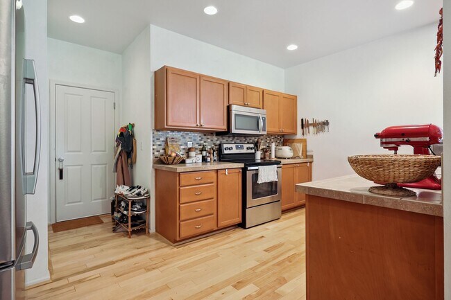 Building Photo - Spacious 3-Bedroom Home in Tumwater – Styl...