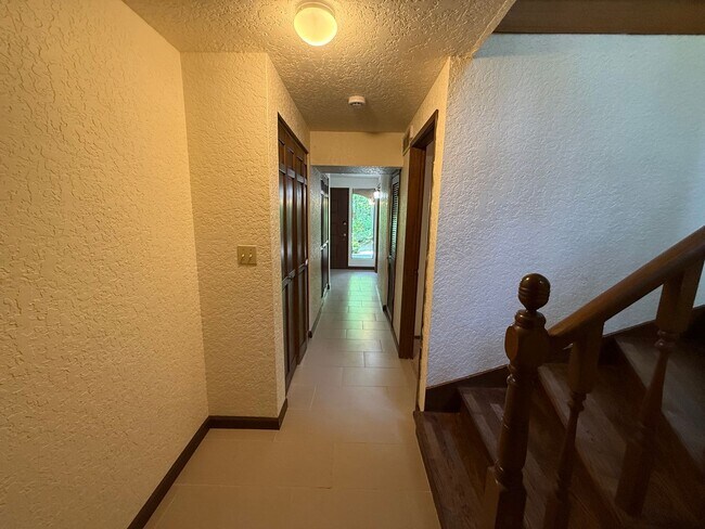 Building Photo - 3 Bed 2.5 Bath in the Heart of Bellevue