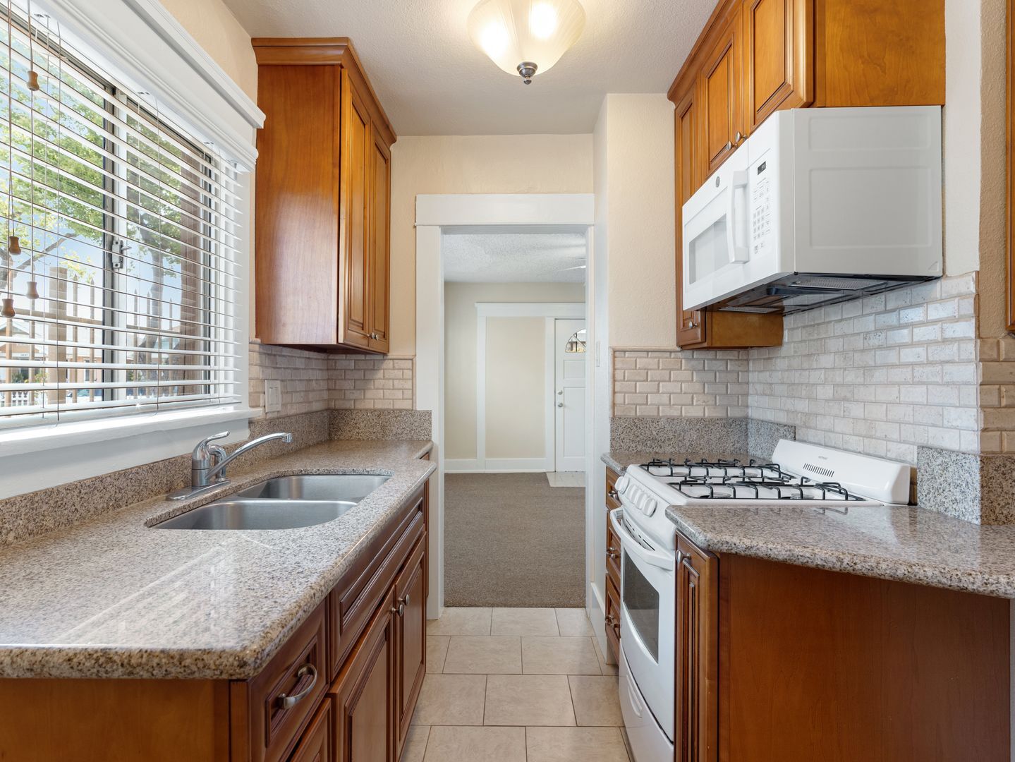 Building Photo - 1460 Gaviota Ave