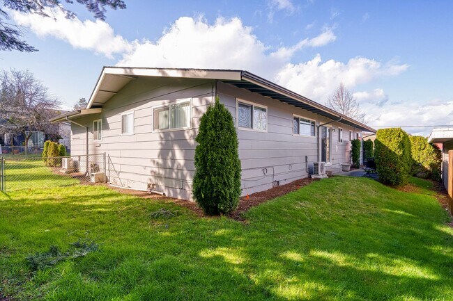 Building Photo - 2 Bedroom 1 Bath Duplex w/ Yard & Parking