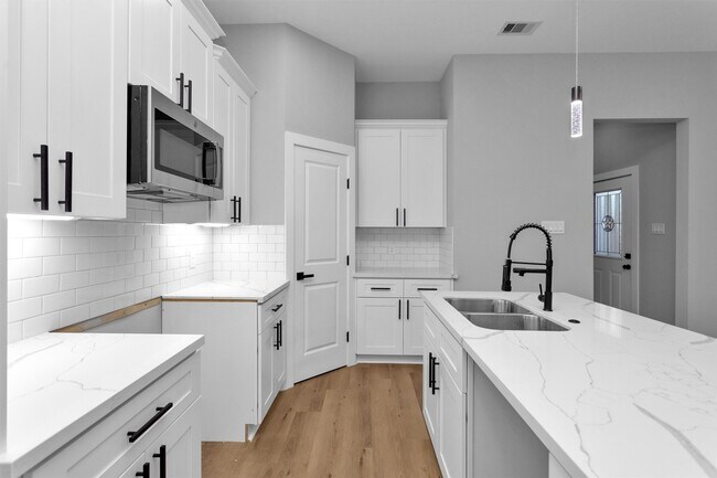 Building Photo - 6918A Dumble St