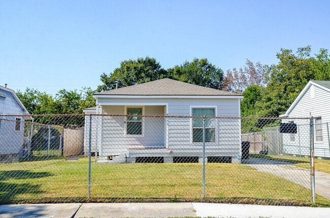 Building Photo - 8153 Lenore St