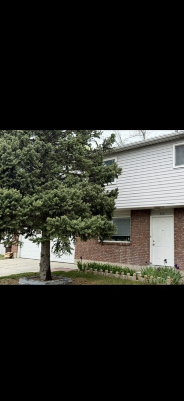 Building Photo - 615 E Carmel Dr