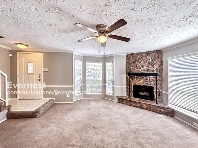 Building Photo - Stunning 3 Bed, 2.5 Bath Home with Modern ...