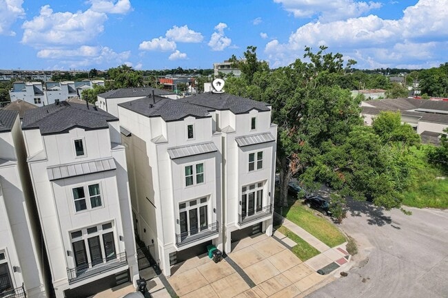 Building Photo - 2221 Francis St