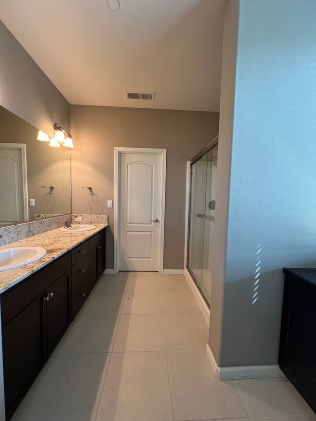 Building Photo - 3 bedroom, 2 1/2 bathroom home located in ...