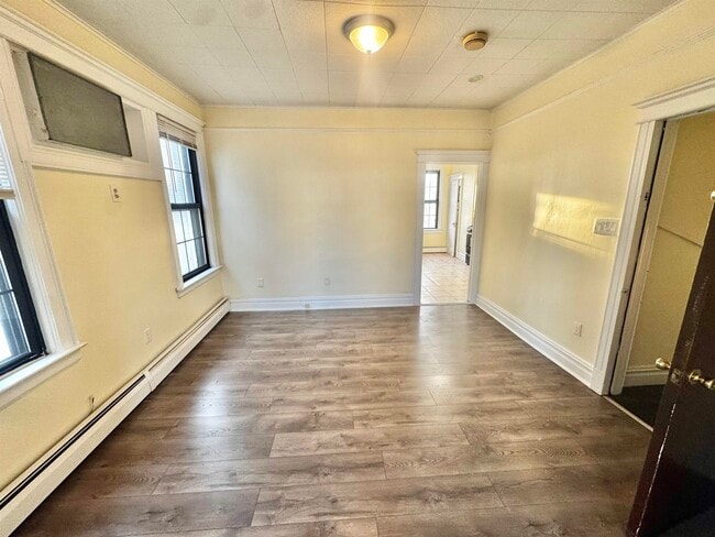 Building Photo - 213 Gates Ave