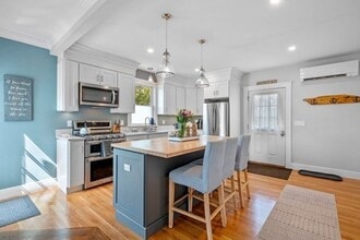 Building Photo - 37 School St