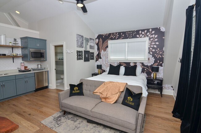 Building Photo - Fully Furnished in Downtown Franklin