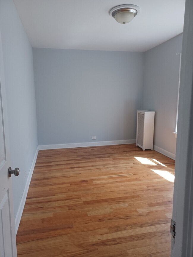 Building Photo - 5735 N Kimball Ave