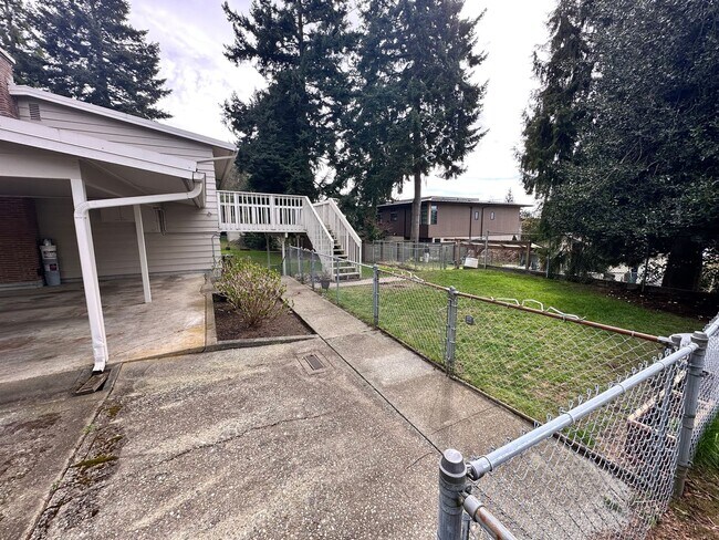 Building Photo - Tradition Kirkland Split Level with Gorgeous Views nestled in the middle of NorKirk