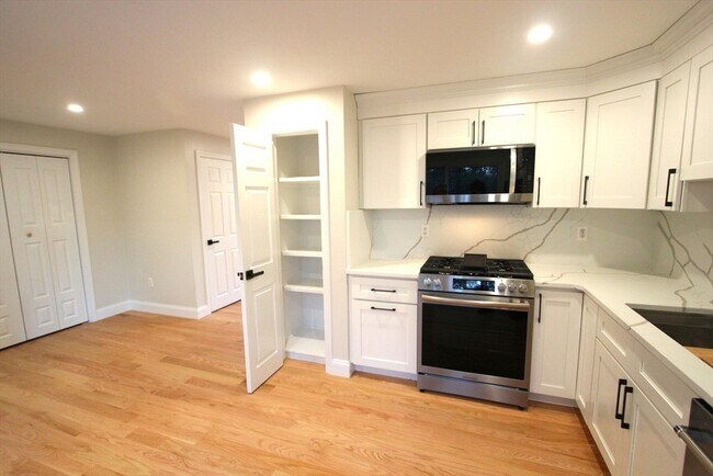 Building Photo - 4 Pinecrest Village