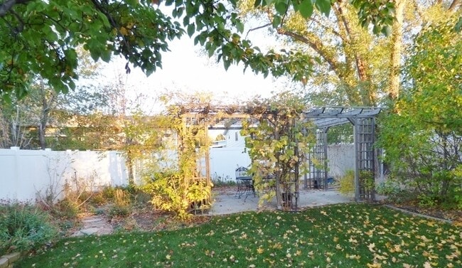 Building Photo - Great 3 BD 2.5 BA Twin Home. Great Location.