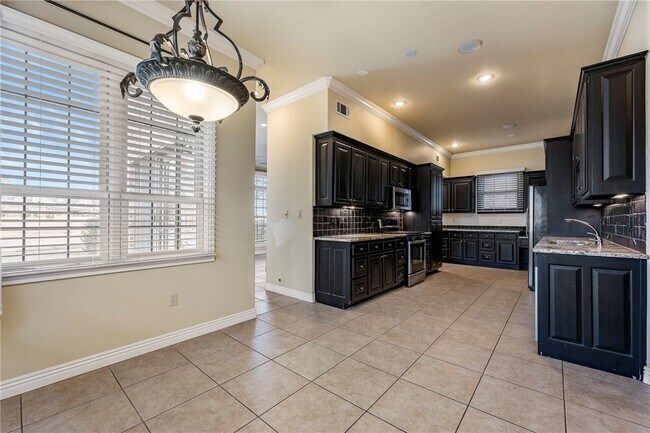 Building Photo - 2700 S Everest Ave