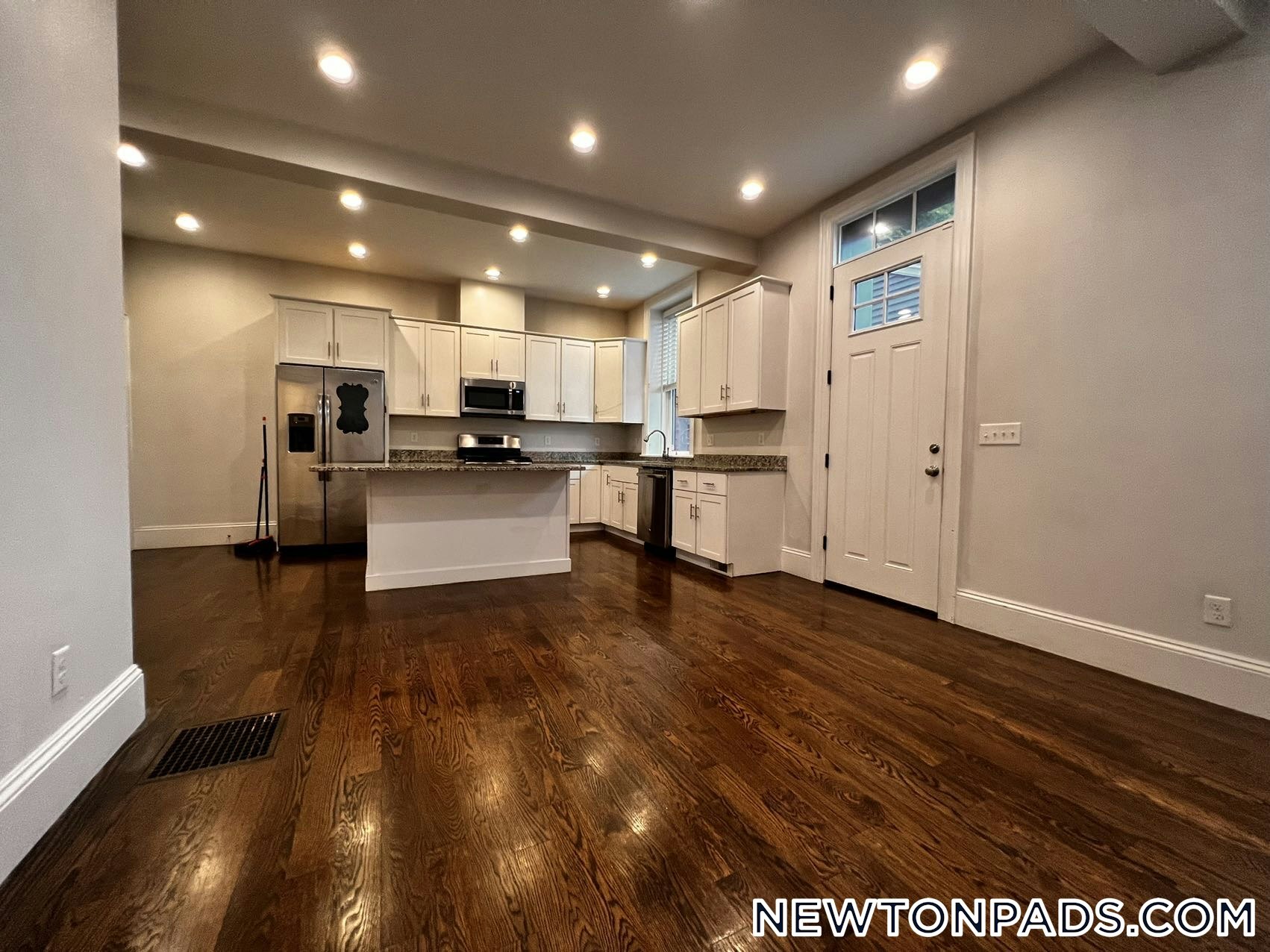 Building Photo - 2044 Beacon St
