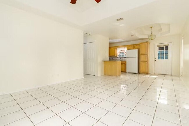 Building Photo - 1106 Lexington Cir