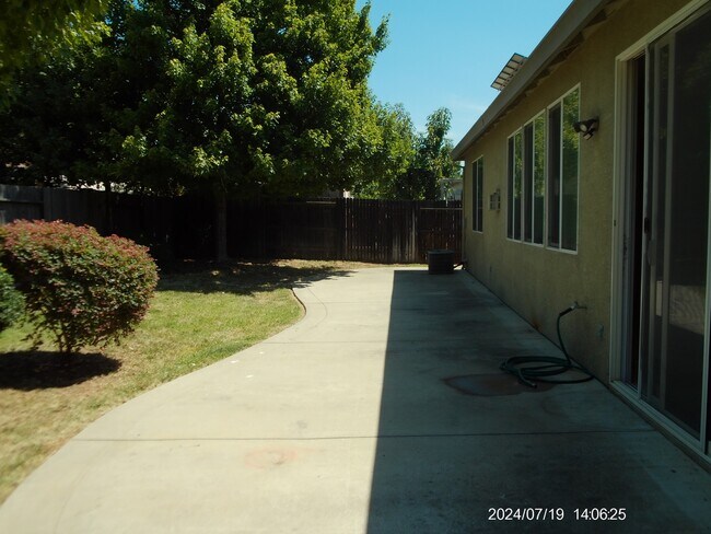 Building Photo - 1735 Cattail Dr
