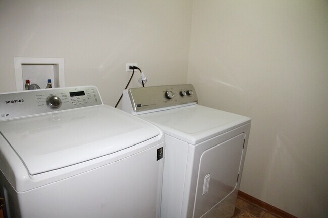 Building Photo - 263 Springbrook Trail S