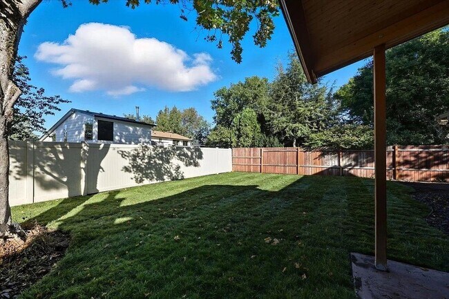 Building Photo - Gorgeous South Hill Home