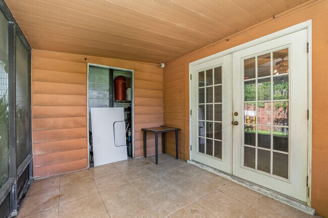 Building Photo - 3118 Manor Dr NE