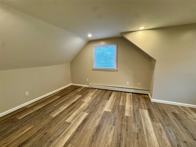 Building Photo - 10 Claremont Dr