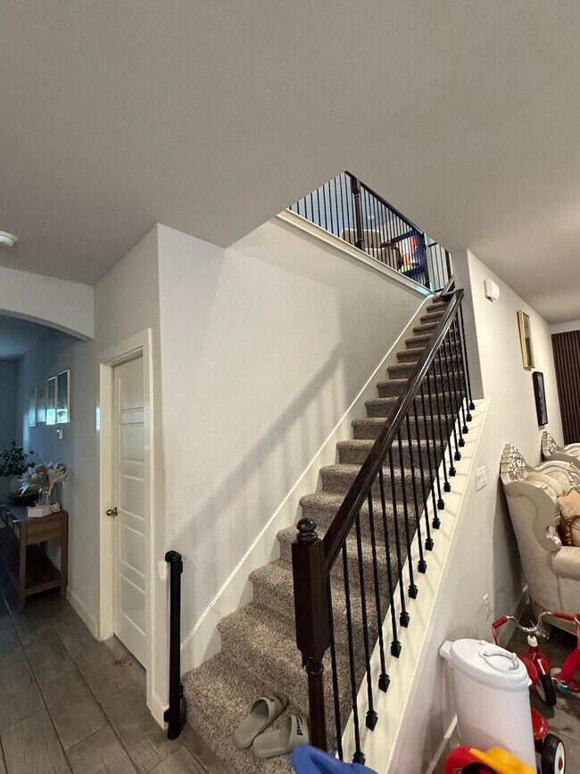 Building Photo - 740 Ft Leonard