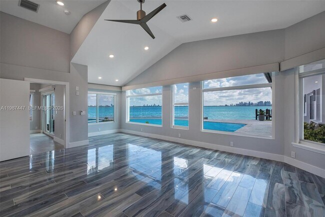 Building Photo - 1365 Bay Terrace