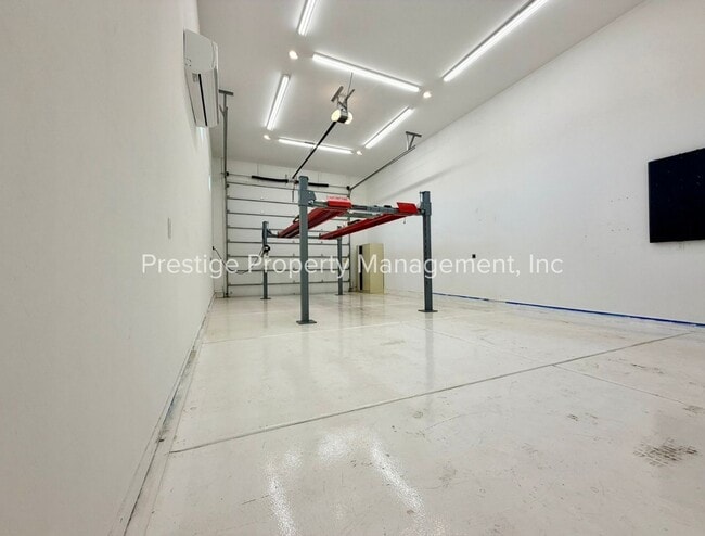 Building Photo - 10848 W Yates Ln