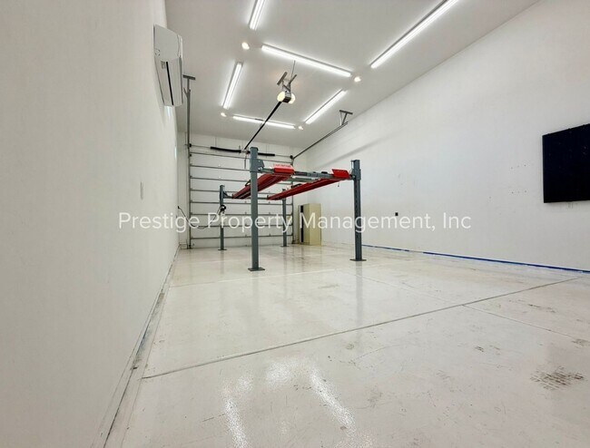 Building Photo - Built in 2023- This Modern Home is A Dream Of Luxury!