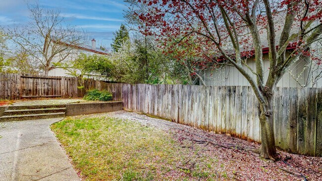 Building Photo - Desirable Skyhawk 3 bedroom Tri-Level Single Family