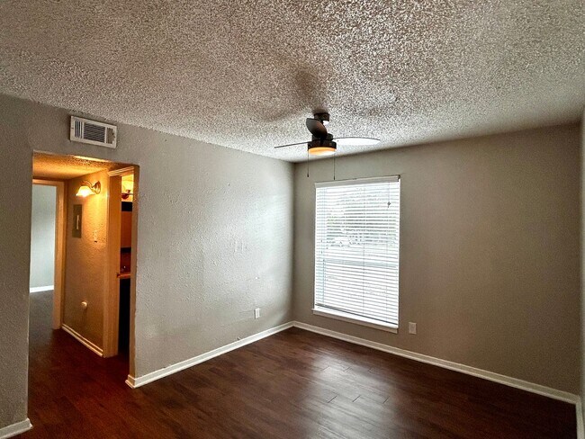 Building Photo - 2401 Manor Rd